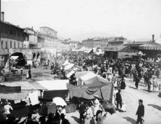 Piazza Mercatale con fiera (1905)