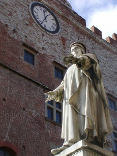 Statua di Francesco Datini in piazza del Comune a Prato