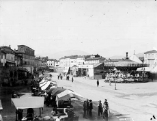 Piazza Mercatale con fiera (1905)
